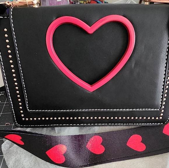 Women's Black and Red Heart-Shaped Design Crossbody Shoulder Bag - Picture 10 of 15